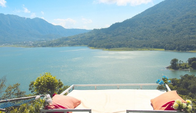 The Garuda Hotel & Restaurant in Gobleg