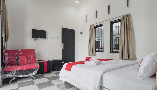 RedDoorz near Sultan Thaha Airport Jambi in Jambi