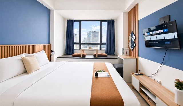 Chic Blue Tinted Studio Room At Apartment Collins Boulevard in Tangerang
