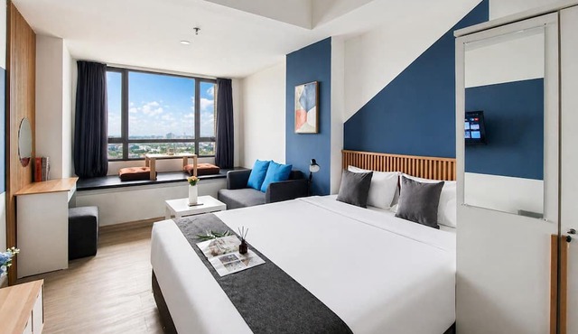 Relaxing With Chic Design Studio Apartment At Collins Boulevard in Tangerang