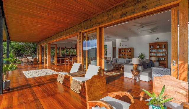 Paradise Garage Komodo Villa