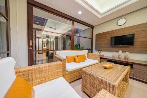2BR villa w- private pool & workspace - Villa Vozoda C by TROPICALLY in Kerobokan