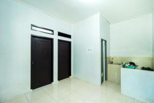 RedDoorz at Pondok Diana Pantai Ujung Genteng 4