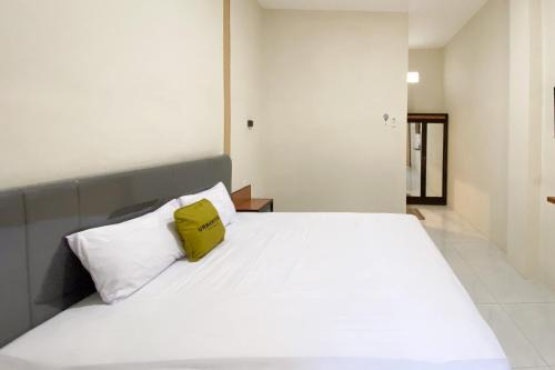 Urbanview Modern Guest House Jember in Panti