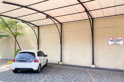 Urbanview Modern Guest House Jember in Jember