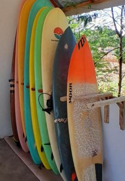 Surfers paradise cottage and restaurant in Ekas