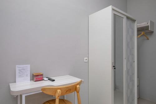 RedDoorz Syariah near Rumah Sakit Soewandhie in Surabaya