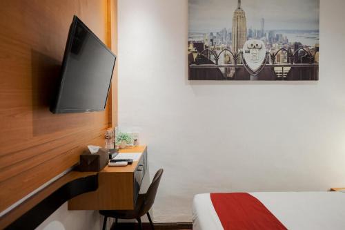 RedDoorz near RS Royal Prima Medan 2 in Medan