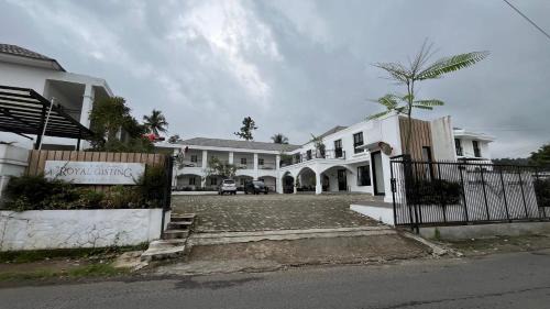 The Royal Gisting - Heritage Hotel in Banjarnegeri