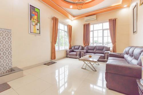 Urbanview Hotel Rifal Home Tegal