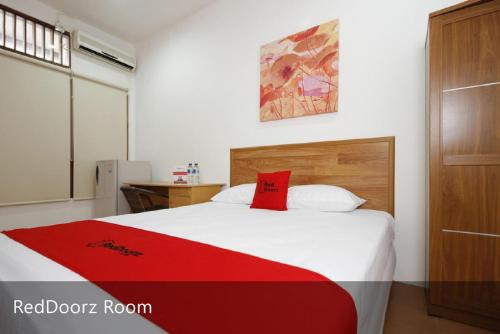 RedDoorz Plus near Plaza Indonesia in Jakarta