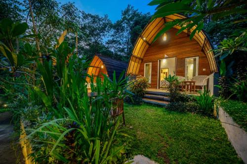 Riverside 3BR Bungalows with Pool, Jungle, ATV & Tubing - Ubud in Ubud