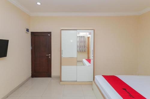 RedDoorz Syariah near Stasiun Karet in Jakarta