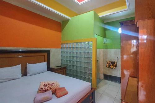 Homestay Gayatri Sawojajar near Univ Negeri Malang Kampus 2 Mitra RedDoorz in Malang