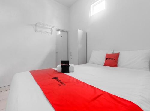 RedDoorz Plus near Taman Rasuna Menteng in Jakarta